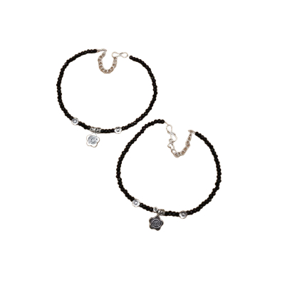 Chevillière chic et élégante avec des perles noires , Avec deux beaux accents floraux , Ornées d,un 