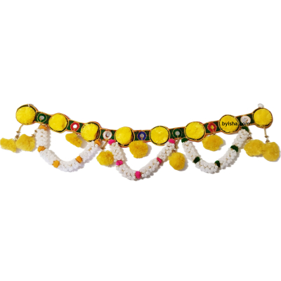 Eleganter Toran mit weißen Blumen und gelben Ringelblumen , Bunte Knoten in Gelb, Pink, Grün , Hochw