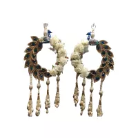 Exquisite Pfau-Motiv-Blumengirlanden mit aufwendiger Perlenarbeit und Muscheldetails Traditionelle i
