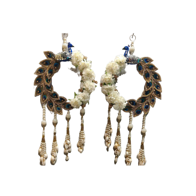 Exquisite Pfau-Motiv-Blumengirlanden mit aufwendiger Perlenarbeit und Muscheldetails , Traditionelle