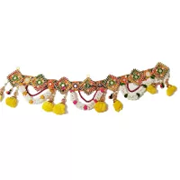Stilvoller Toran mit weißen Blumen und Perlen Gelbe Ringelblumen-Akzente Bunte Knoten in Gelb Pink 