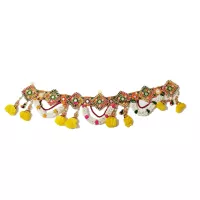 Toran élégant avec fleurs blanches et perles Accents de souci jaune Nœuds colorés en jaune rose 